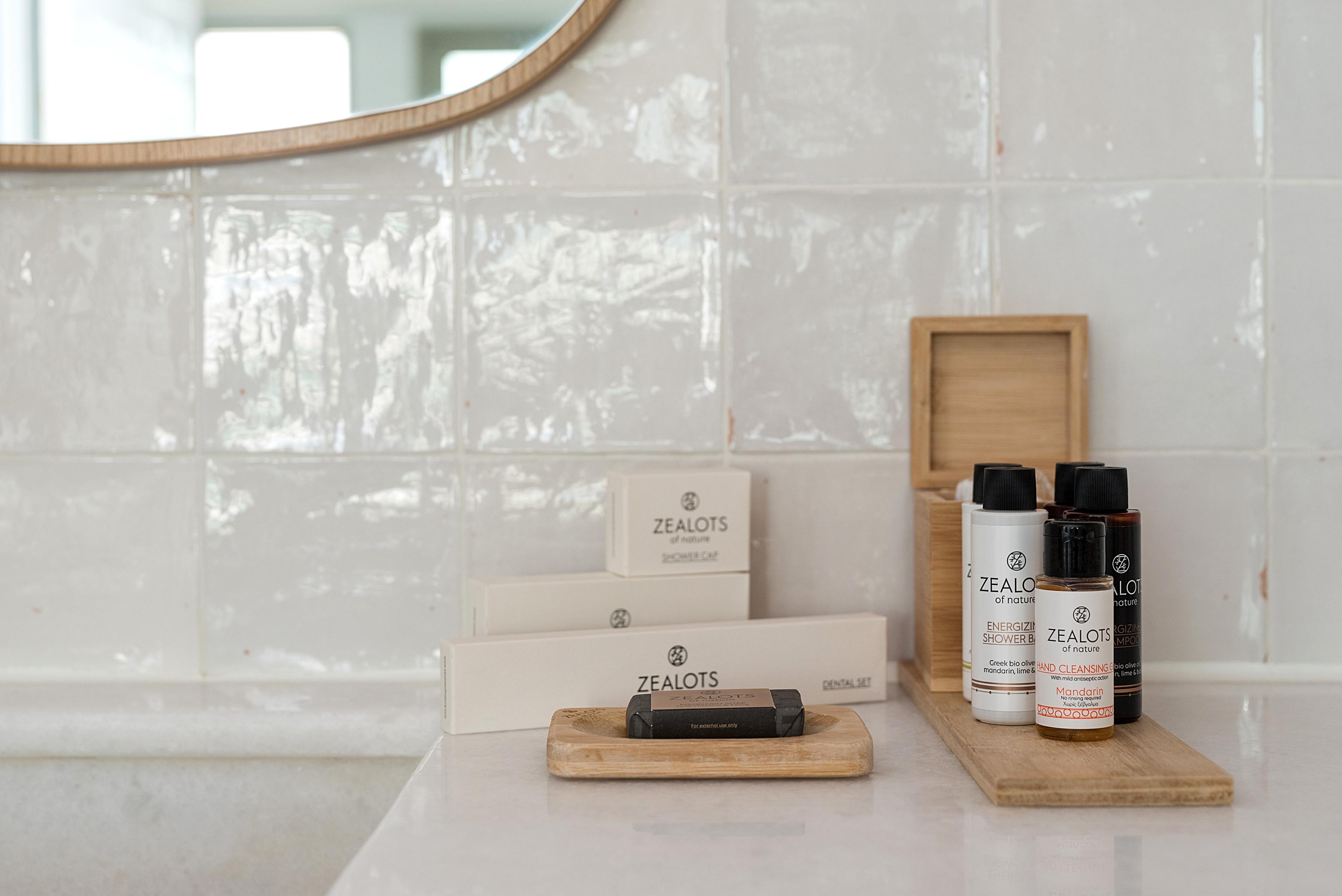 Hotel Coco-Mat Athens Jumelle Exteriér fotografie A selection of amenities by ZEALOTS