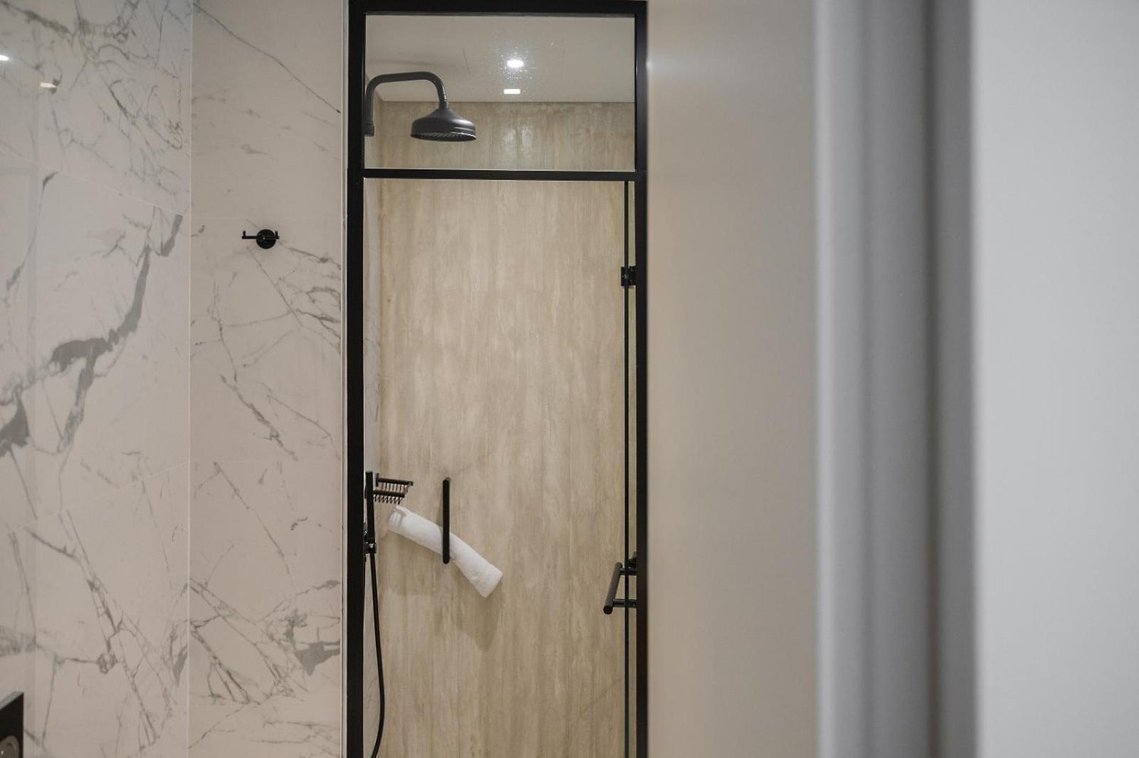 Hotel Coco-Mat Athens Jumelle Exteriér fotografie A shower with a shower head